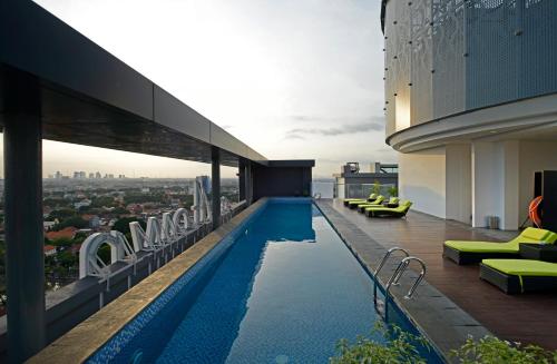 Swimmingpool, Midtown Residence Surabaya near Surabaya Stadtplatz