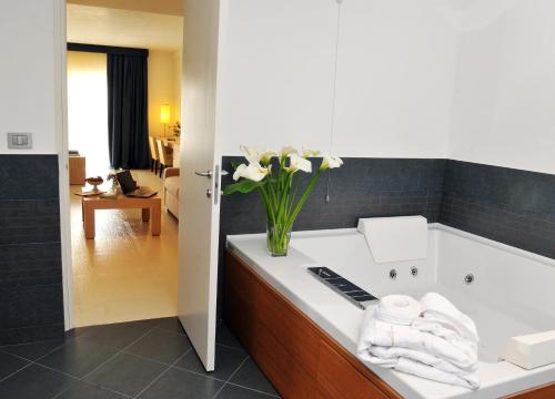 Ванна кімната, Hotel Monte Sarago in Остуні