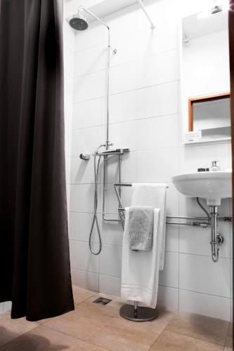 Studio Apartment with Private External Bathroom image 4