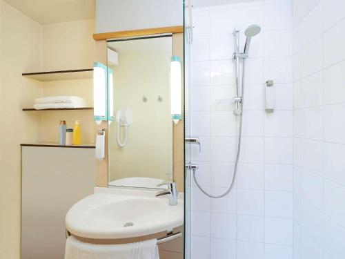 ibis Strasbourg Centre Historique Room Type - Standard Room with Two Single Beds