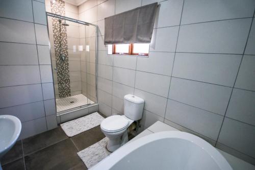 Bathroom, The Royal Guest House in Klerksdorp