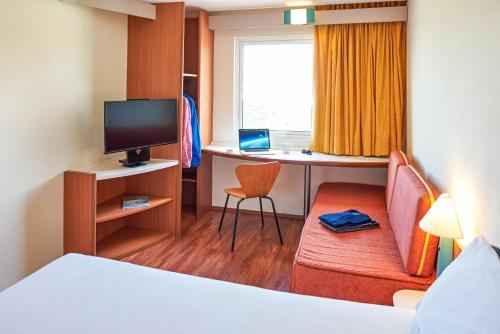 Ibis Monterrey Aeropuerto Set in a prime location of Apodaca, Ibis Monterrey Aeropuerto puts everything the city has to offer just outside your doorstep. Offering a variety of facilities and services, the hotel provides all yo