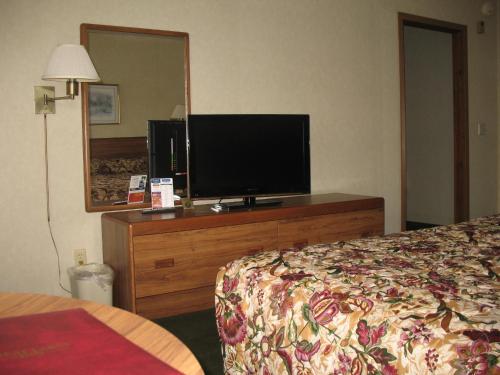 Great Lakes Inn Mackinaw City Great Lakes Inn Mackinaw City is perfectly located for both business and leisure guests in Mackinaw City (MI). The property has everything you need for a comfortable stay. Service-minded staff will we