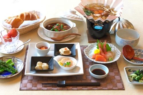 Pension Ohno Located in Toyako-cho, Pension Ohno is a perfect starting point from which to explore Toyako. The hotel offers a high standard of service and amenities to suit the individual needs of all travelers. A