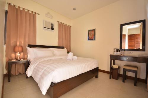 Standard Queen Room image 5