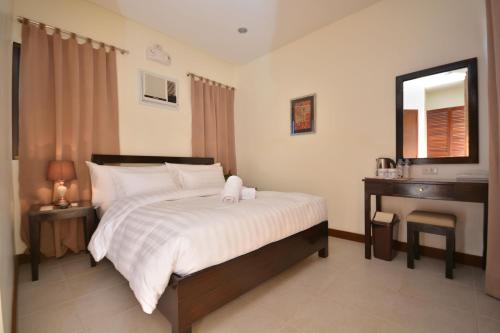 Standard Queen Room image 4