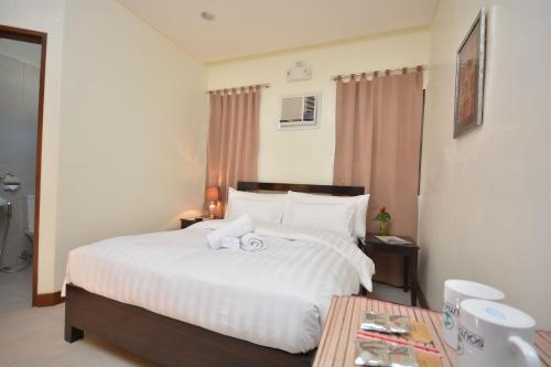 Standard Queen Room image 3
