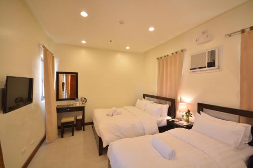 Superior Triple Room image 2
