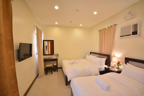 Superior Triple Room image 3