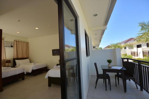 Family Room image 2