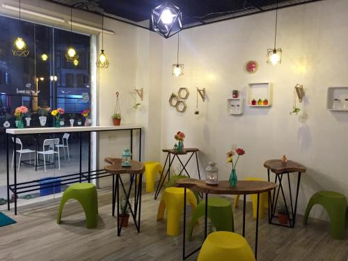 Shared lounge/TV area, Hotel Flora Plus near Kok Lim Strawberry Farm