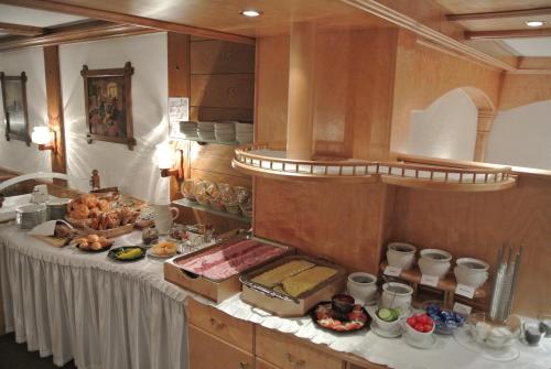 Mâncare şi băutură, Hotel Garni Central - Zimmer - Studios - Apartments in Kappl