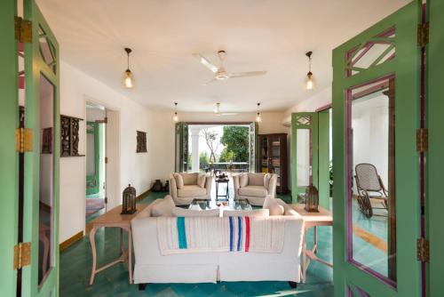 Pohled zvenku, The Postcard Velha in Old Goa