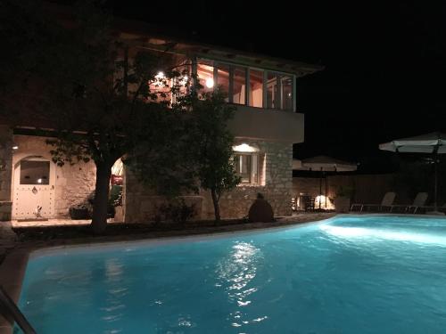  Ninas Luxurius Stone Villa in Ástros