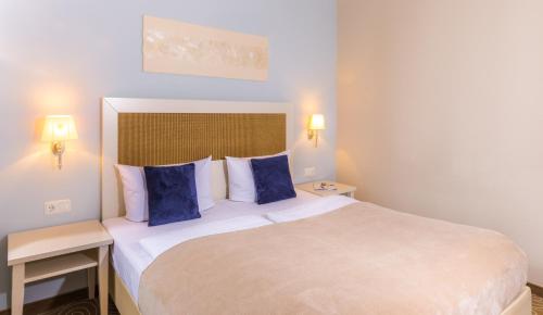 Double Room with Side Sea View image 10