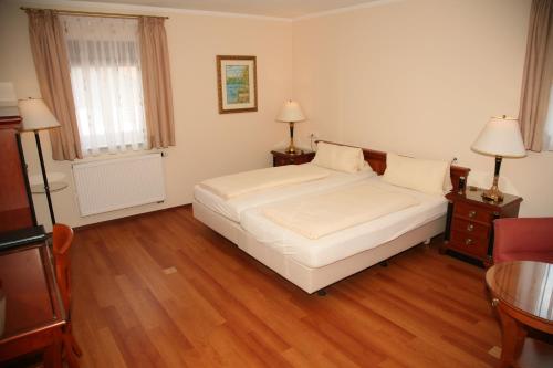 Double or Twin Room (1 Adult)