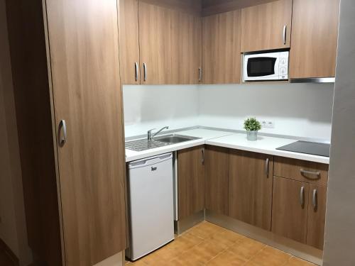 R2 Cala Millor Apartamentos Midas is conveniently located in the popular Son Servera area. The hotel offers guests a range of services and amenities designed to provide comfort and convenience. Airport transfer, fam