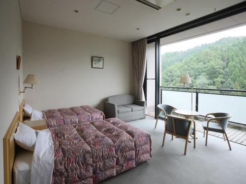 Ayabe Onsen Niokan Located in Ayabe, Ayabe Onsen Niokan is a perfect starting point from which to explore Kyoto. The property has everything you need for a comfortable stay. Service-minded staff will welcome and guide y