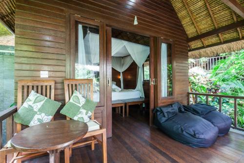 ระเบียง/ชานเรือน, เดอะ นิโช บังกะโล เลมโบงัน (The Nicho’s Bungalows Lembongan) in นูซา เลมโบงัน