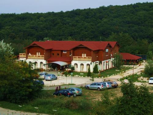 Pollushof Panzió és Étterem - Accommodation - Csolnok