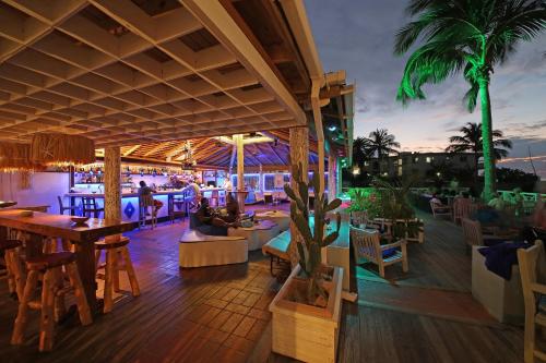 Pub/Lounge, Ocean Point Resort & Spa Adults Only in Saint John