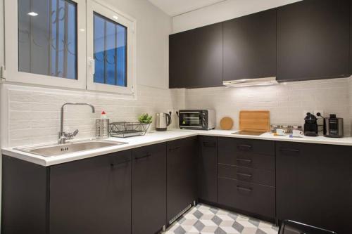 Bright Flat near the Acropolis by UPSTREET - image 11