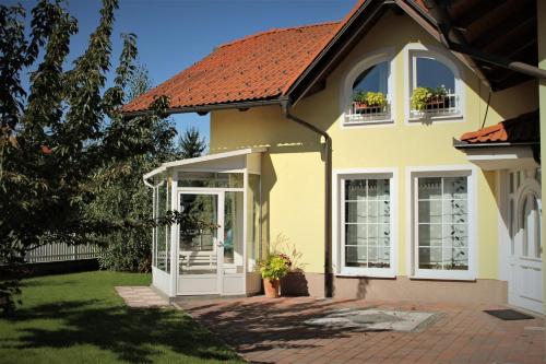 Ieeja, Yellow Dreamhouse in Postojna