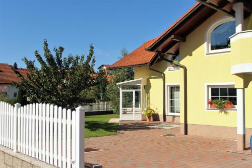Ieeja, Yellow Dreamhouse in Postojna