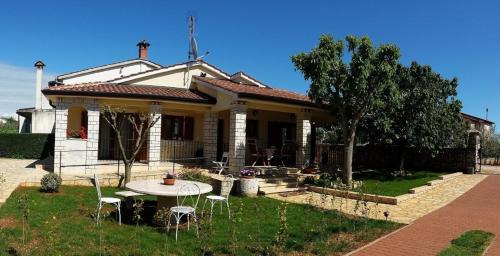  Apartment Radolovic, Unterkunft in Žbandaj