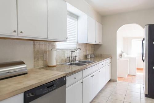 Adorable House only a few miles from the Strip - image 5