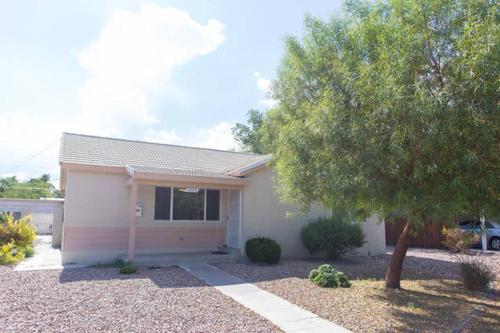 Adorable House only a few miles from the Strip - image 2