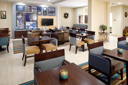 Shared lounge/TV area, Hawthorn Suites by Wyndham Wheeling Triadelphia at Highlands in Triadelphia (WV)