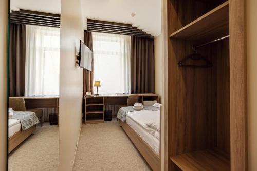 Standard Double or Twin Room image 7