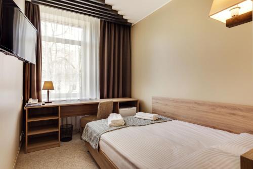 Standard Double or Twin Room image 6