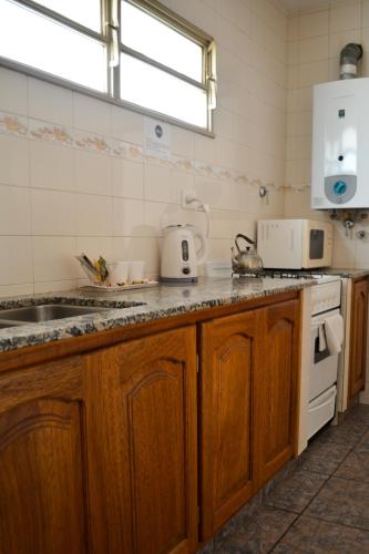 Kitchen, Argenta Apart Hotel in Trelew