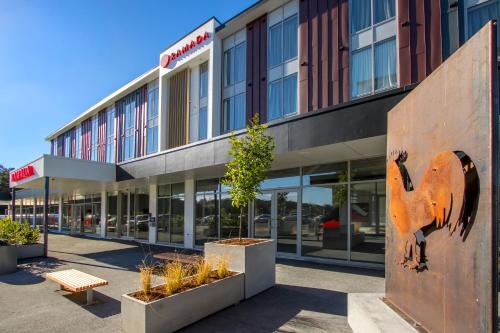 المنظر الخارجي, Ramada Suites by Wyndham Albany in الشاطئ الشمالي