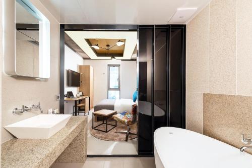 room detail thumbnail 2