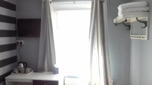 Compact Double Room image 4