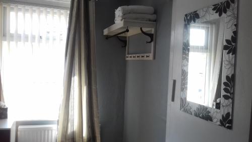 Compact Double Room image 6