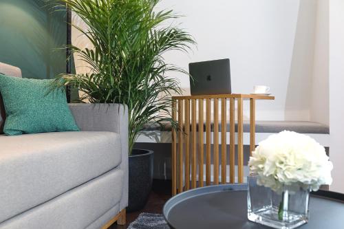 Dominic Smart & Luxury Suites - Parliament - image 12