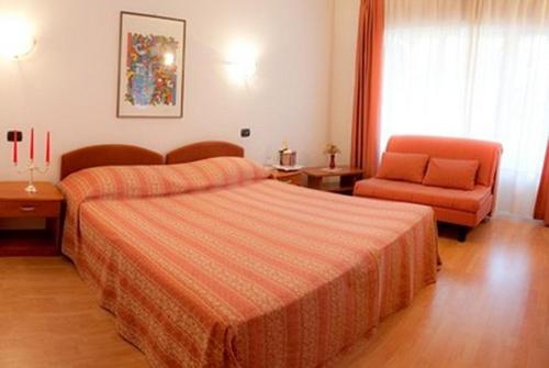 1 king bed, 1 sofa bed