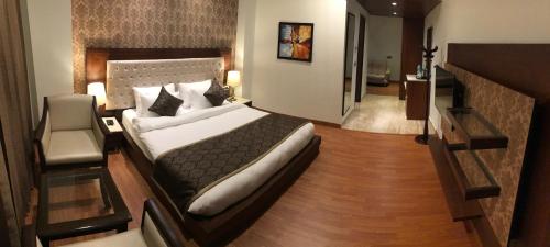 Hotel Imperia Suites - Tap to explore photos