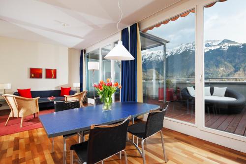 Apartment with Mountain View