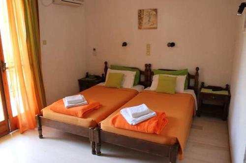 2 twin beds