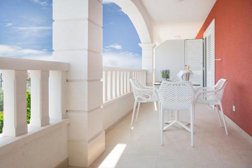 Villa Apartments Art 2