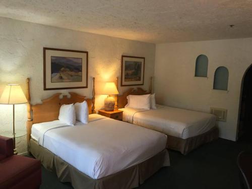 Channel Islands Inn Stop at Channel Islands Inn to discover the wonders of Oxnard (CA). The property features a wide range of facilities to make your stay a pleasant experience. Service-minded staff will welcome and guid