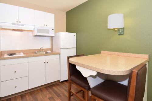 Kitchen, Extended Stay America Suites - San Diego - Fashion Valley in Mission Valley East