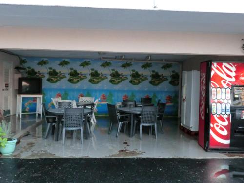 Bay Breeze Motel 4