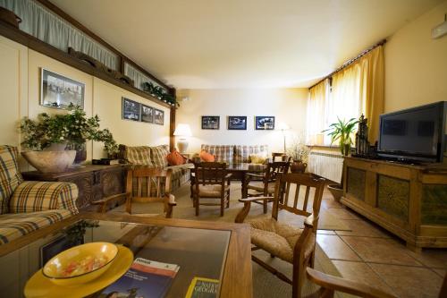 Koplietošanas atpūtas telpa ar TV, Hostal Rural Salazar in Oronz