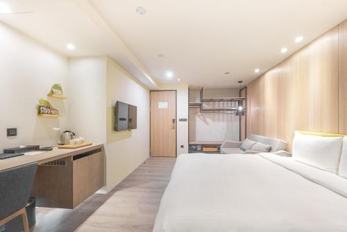 Deluxe Double Room image 2